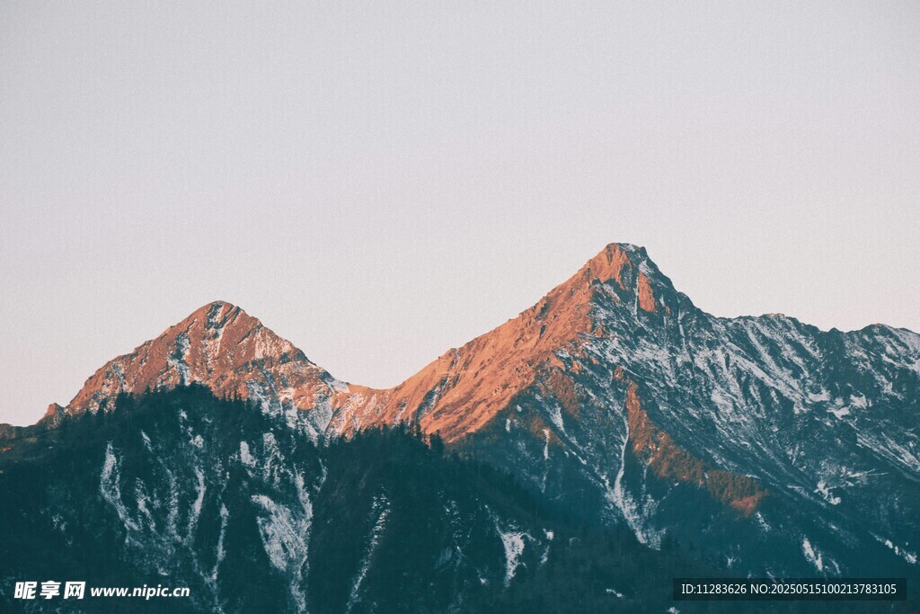 夕阳下的壮丽雪山