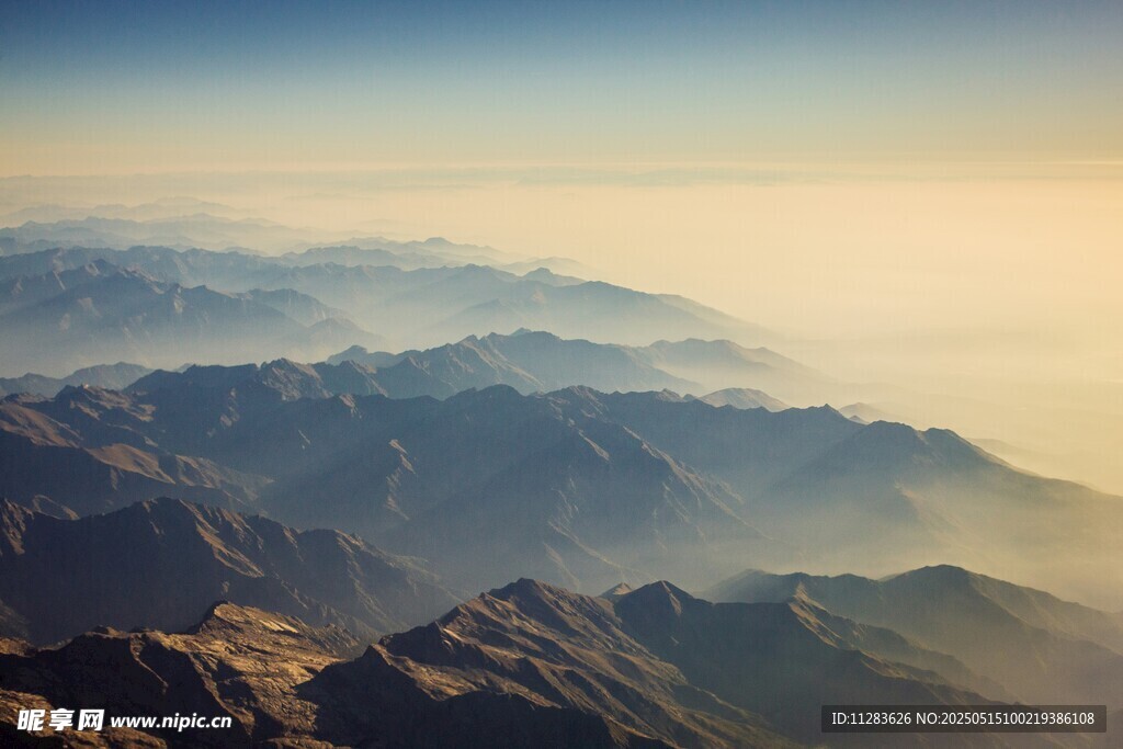 壮丽群山日出美景