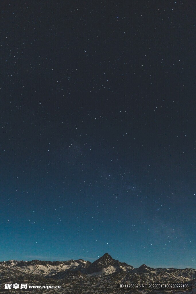 夜空下的山峦美景
