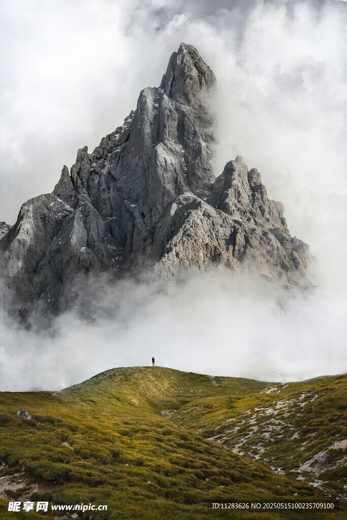 云雾缭绕的巍峨山峰