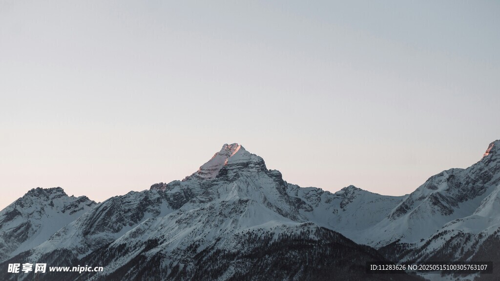 巍峨雪山壮丽景致