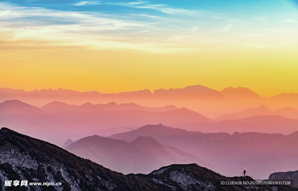 壮丽山间日落美景
