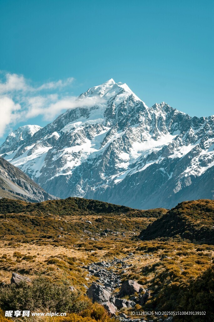 雪山下的山间美景
