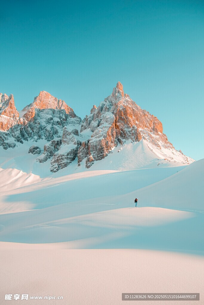 雪山孤影壮丽自然景观