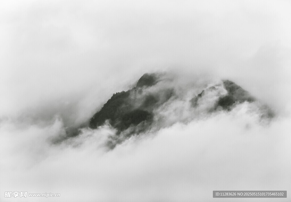 云雾缭绕中的巍峨山峰