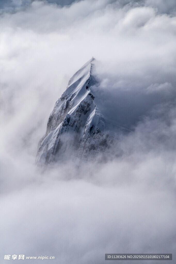 云雾中耸立的巍峨山峰