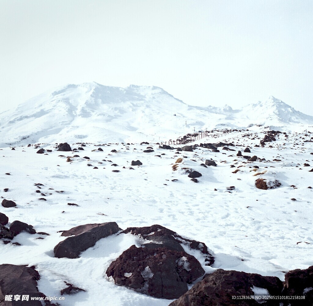 雪山下的岩石雪景