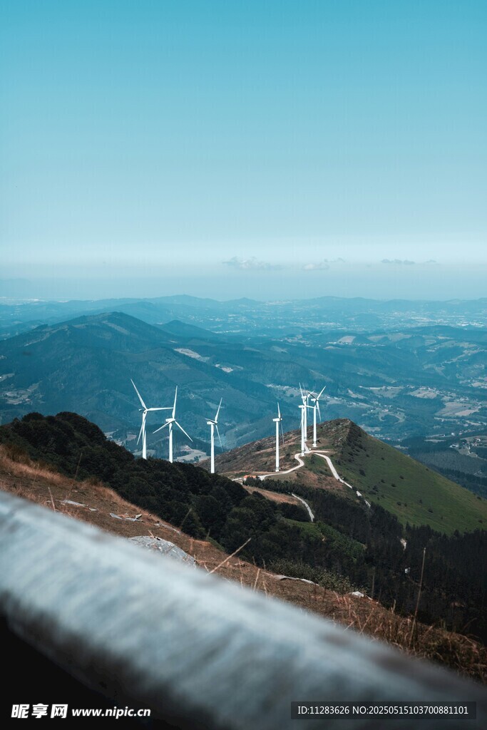 山间风车景观