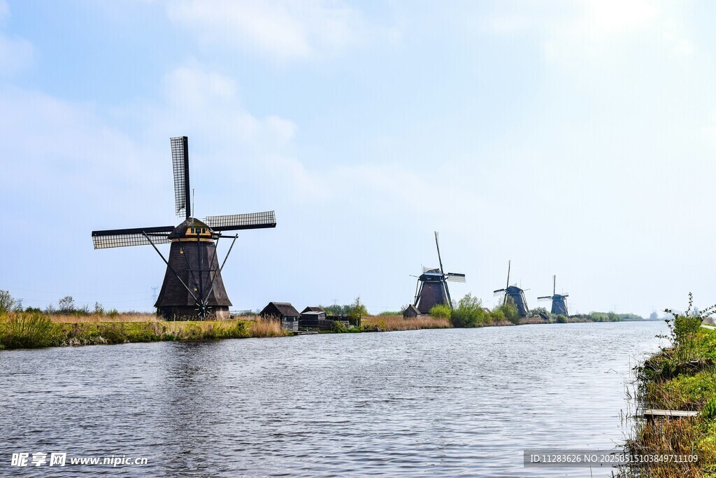 荷兰河畔风车美景