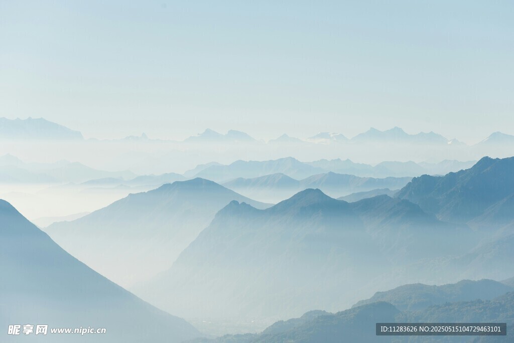 雾霭中的层叠山峦