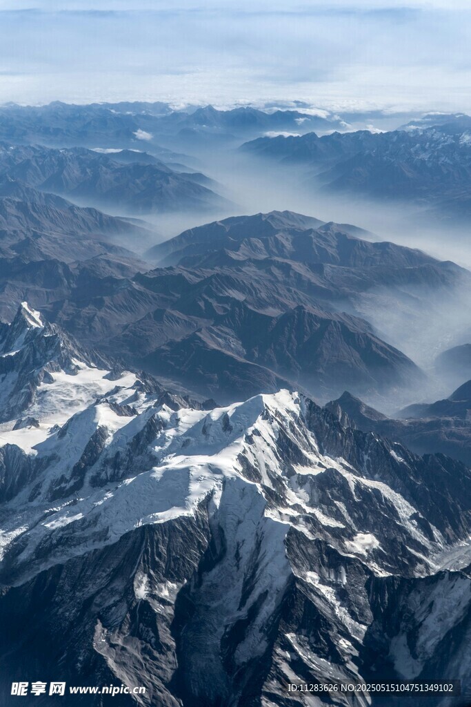 壮丽雪山航拍景观