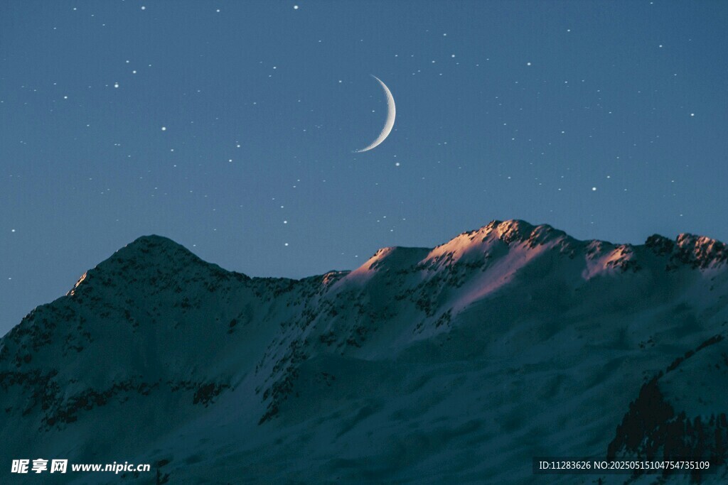 月夜下的巍峨山峰