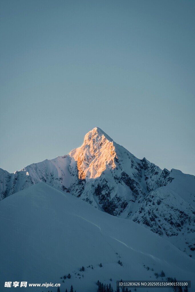 雪山日出美景