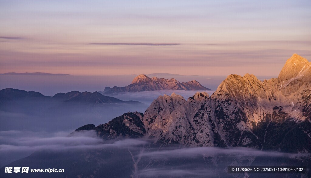 日出下的壮丽山峦美景