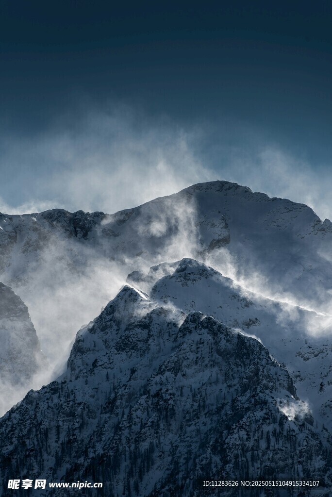 巍峨雪山云雾缭绕之景