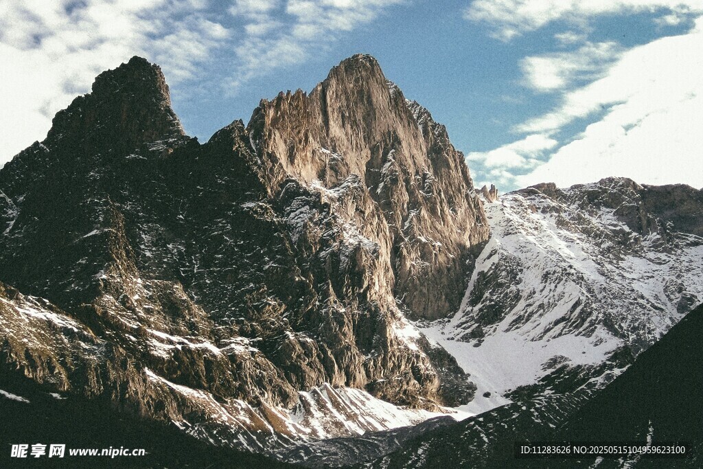 巍峨雪山壮丽山峰景观