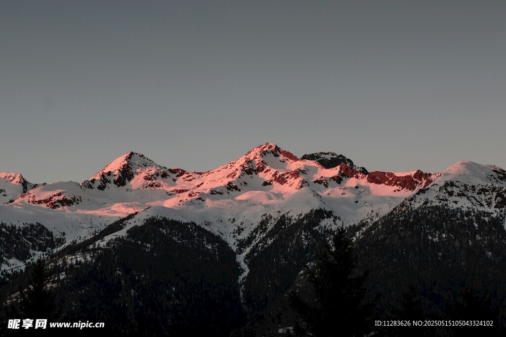雪山映晚霞壮丽美景