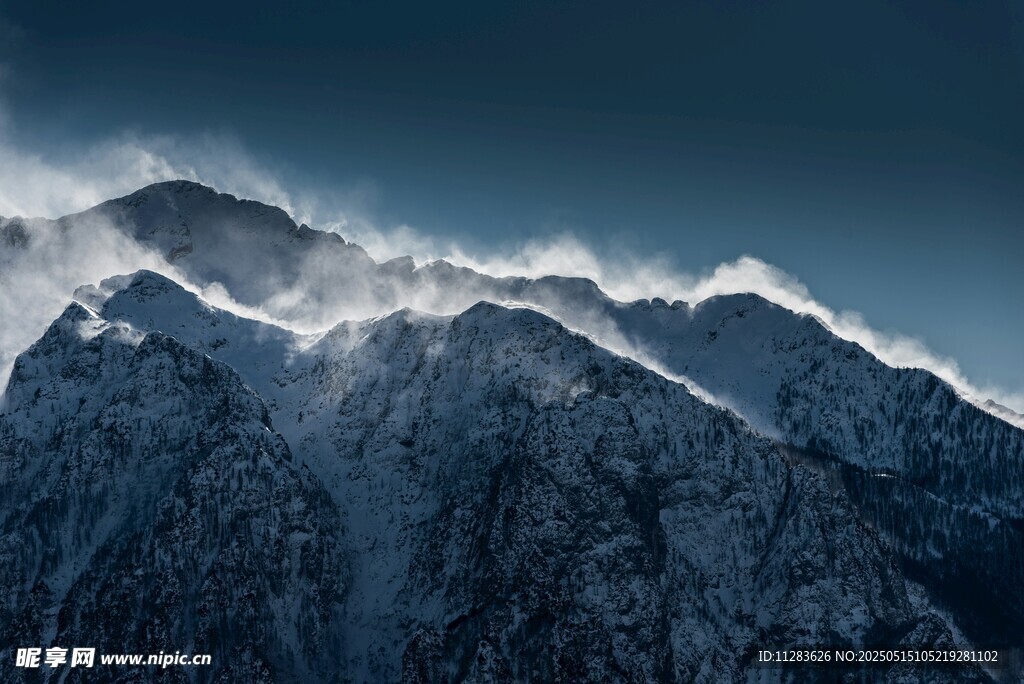 巍峨雪山云雾缭绕