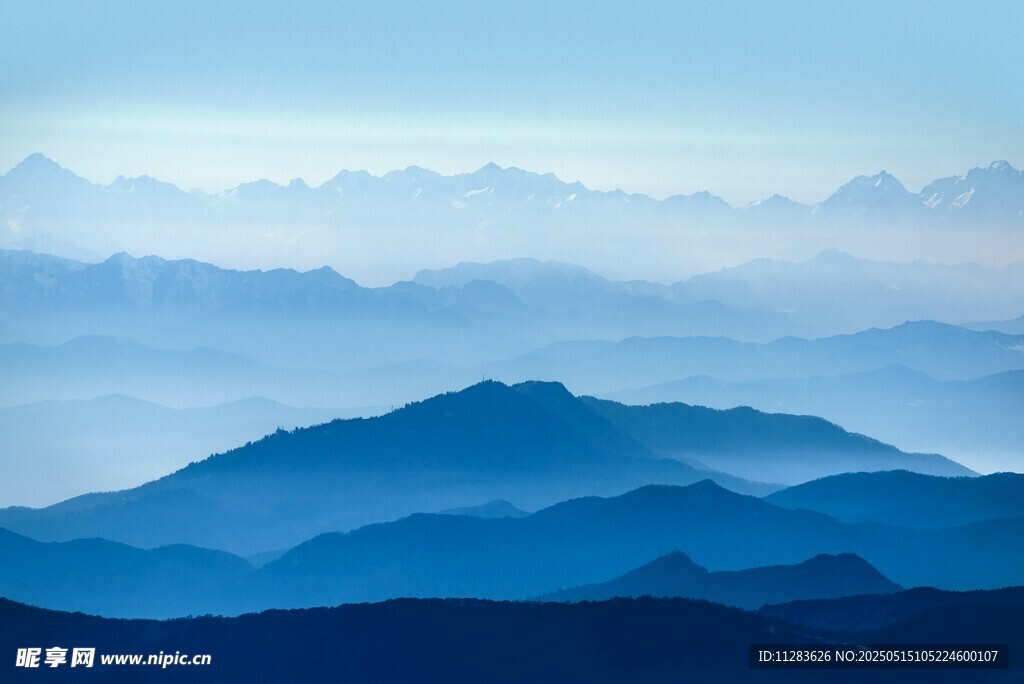 层峦叠嶂的壮美山景