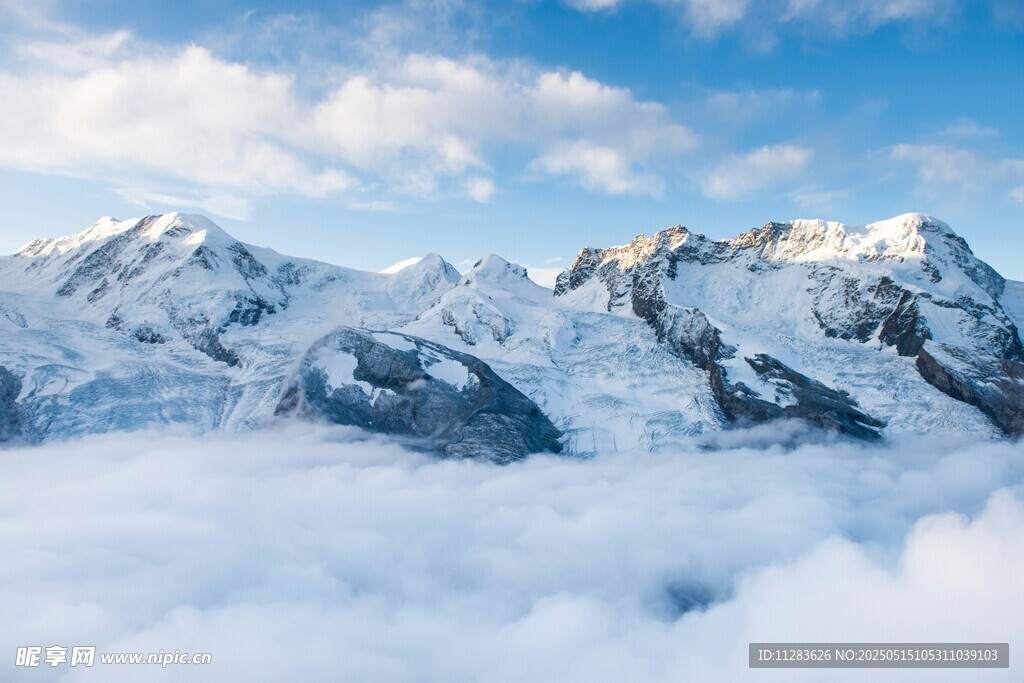 雪山云海壮丽景观