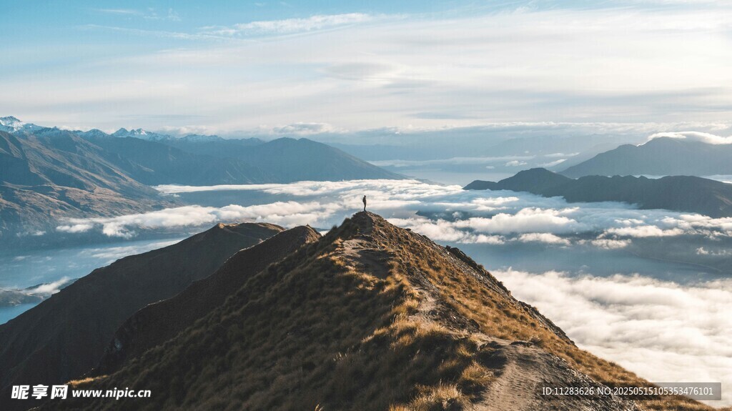 山巅云海壮丽风光