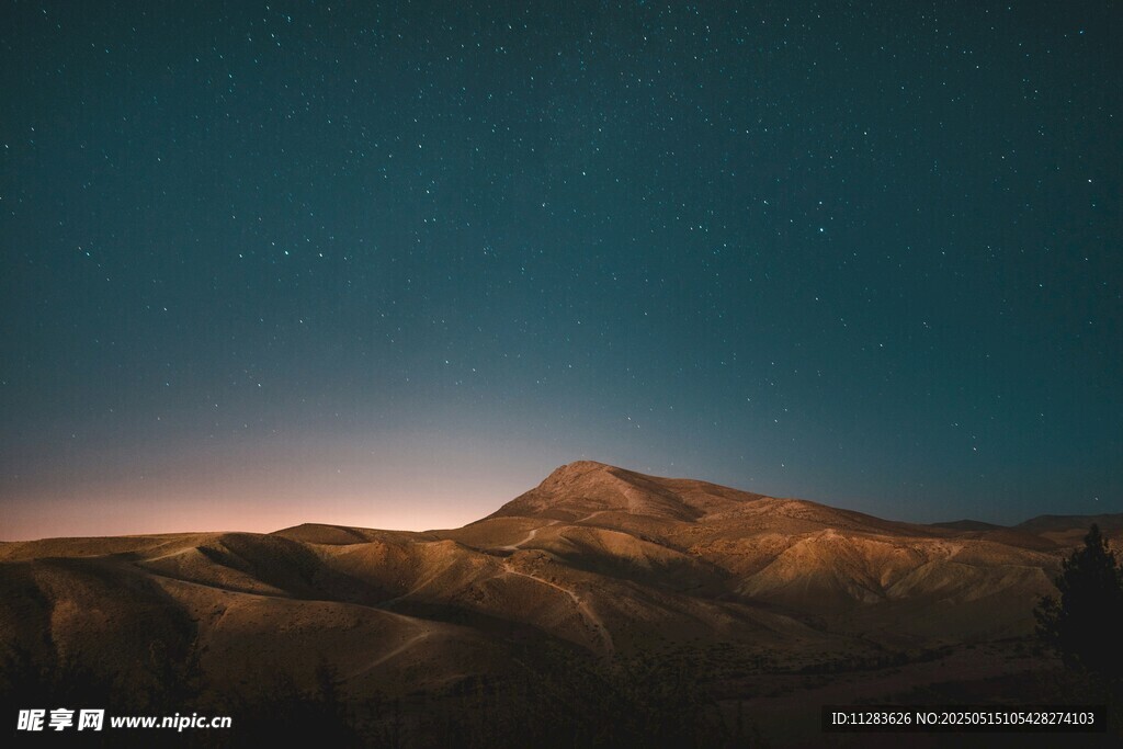 夜幕下的壮丽山峦