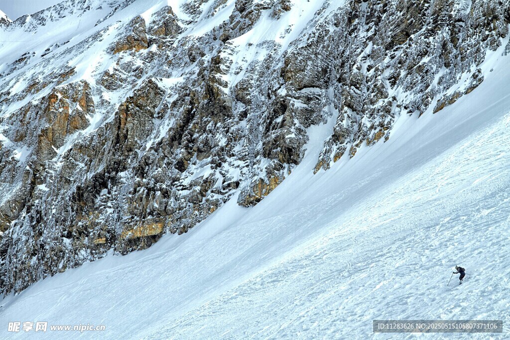 单人于雪山峭壁间滑雪
