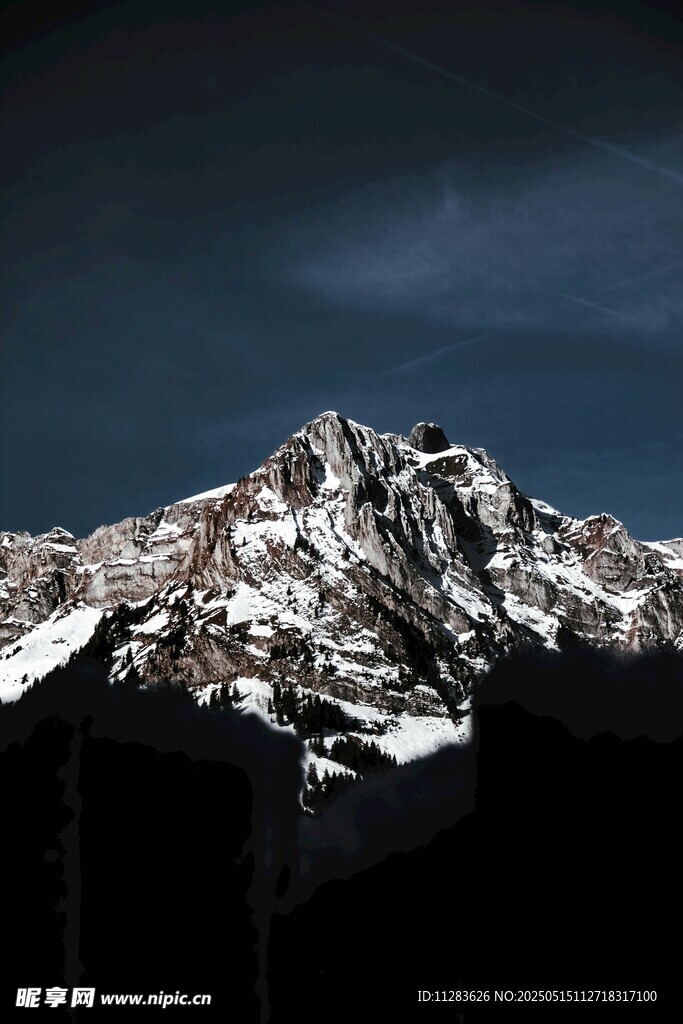 巍峨雪山壮丽景致