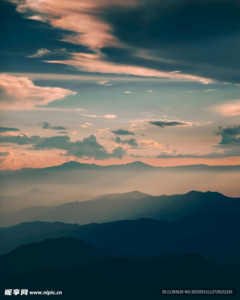 壮丽山景与绚烂天空