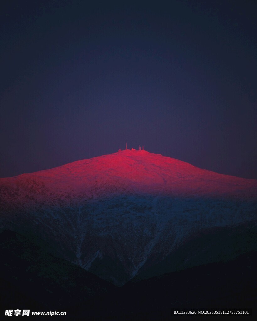 梦幻红紫色调的山峦景观