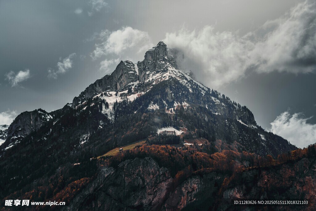 巍峨雪山壮丽景致