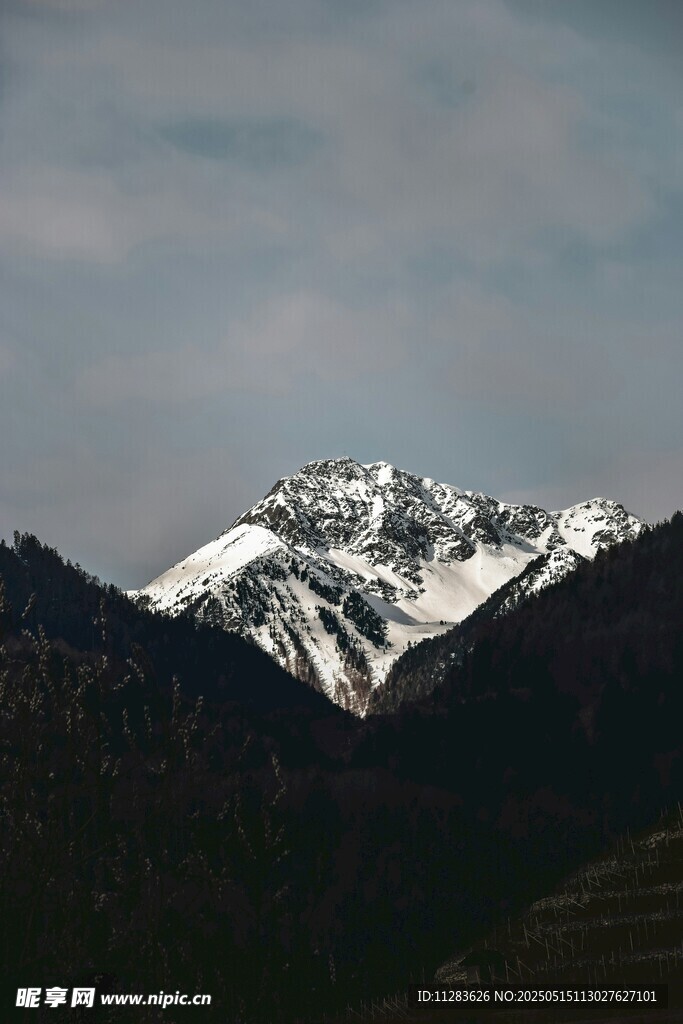 雪山远景