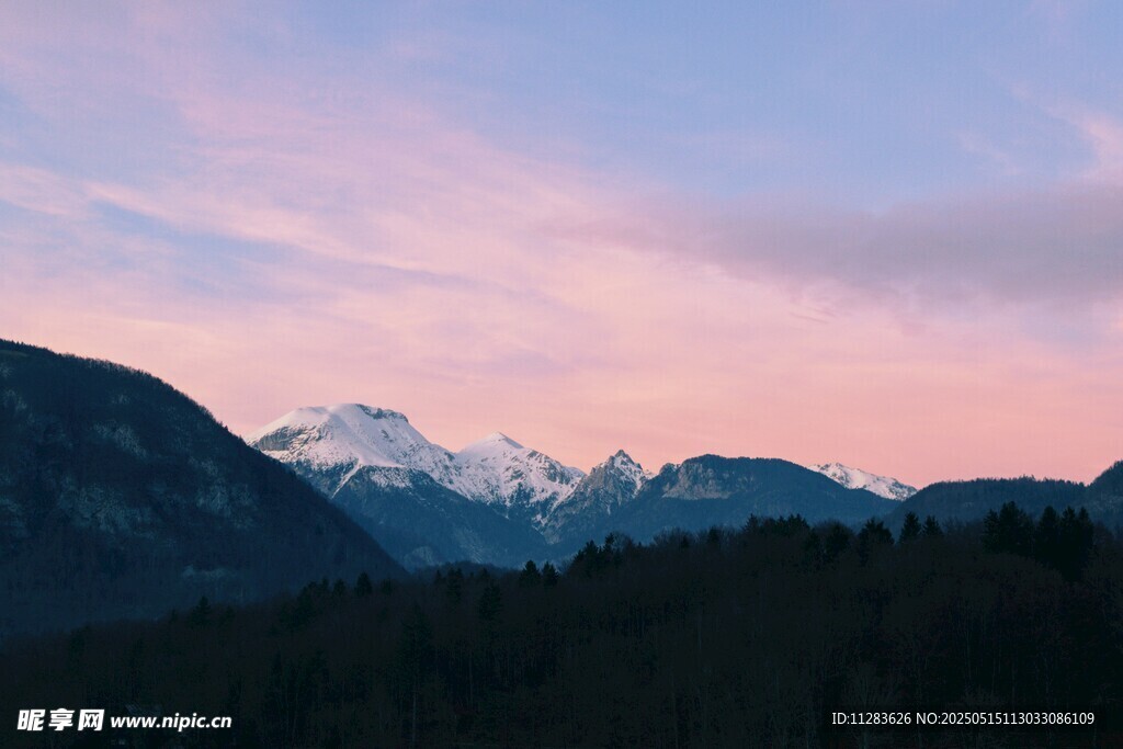 黄昏下的壮丽雪山美景