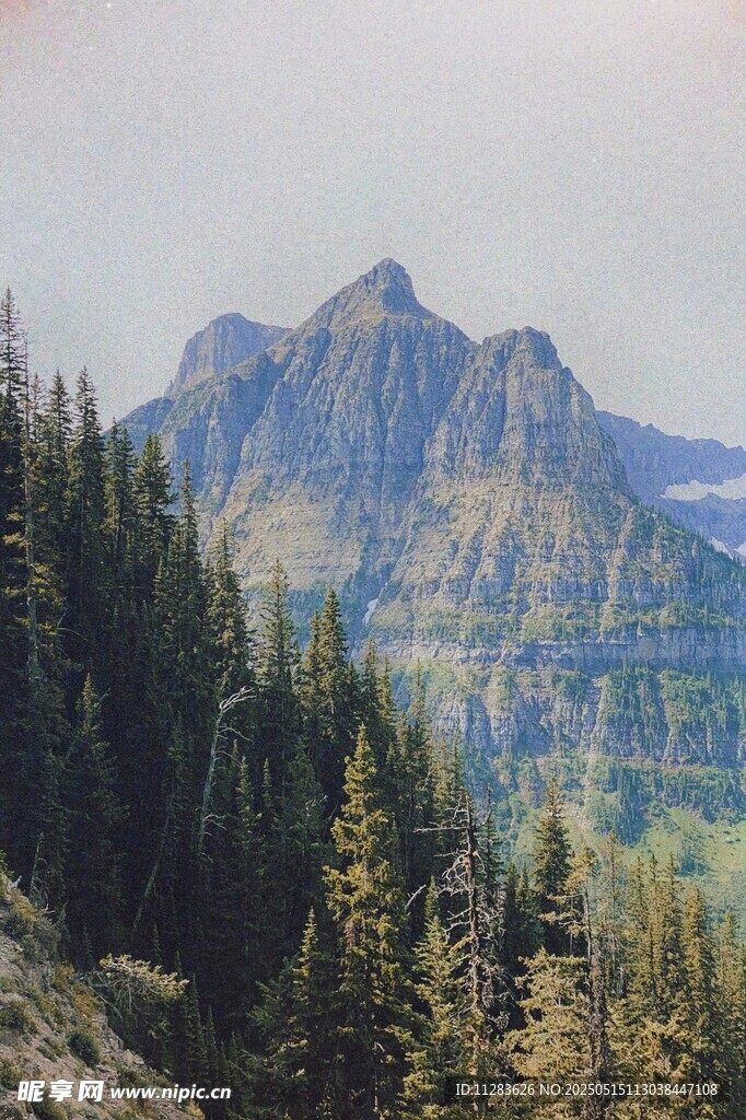 山林间的巍峨壮丽山峰