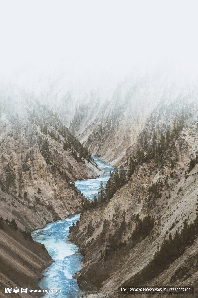 蜿蜒河流穿行于山峦之间