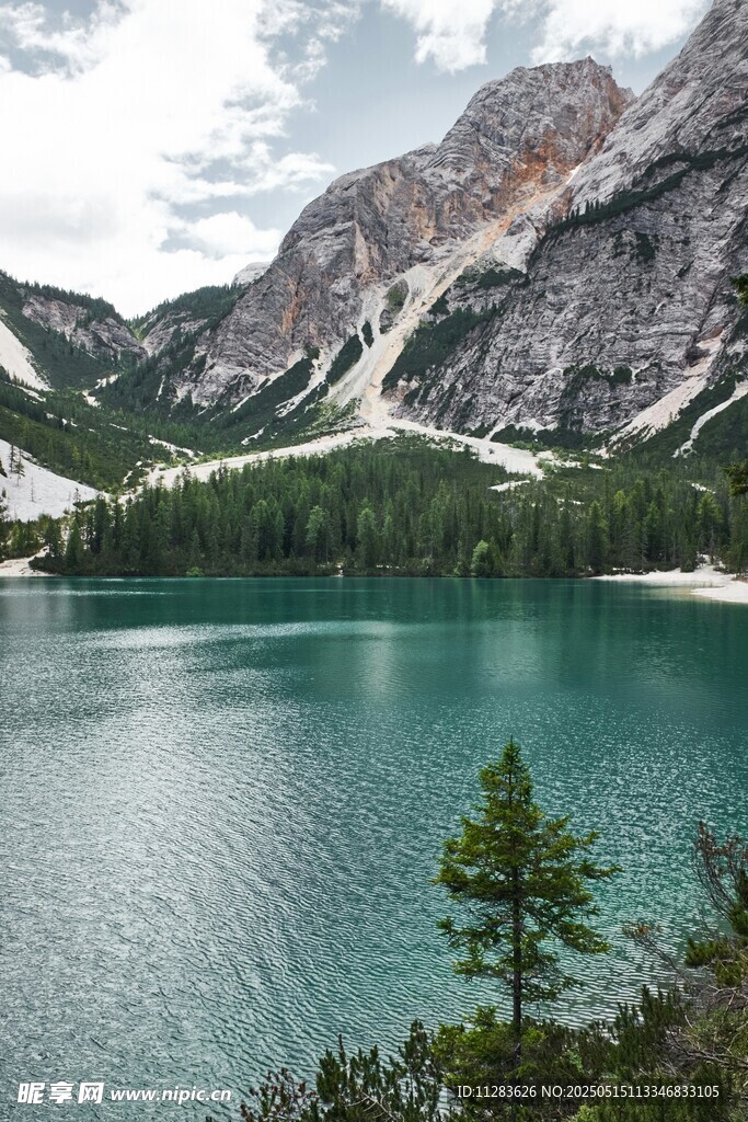 高山湖畔美景