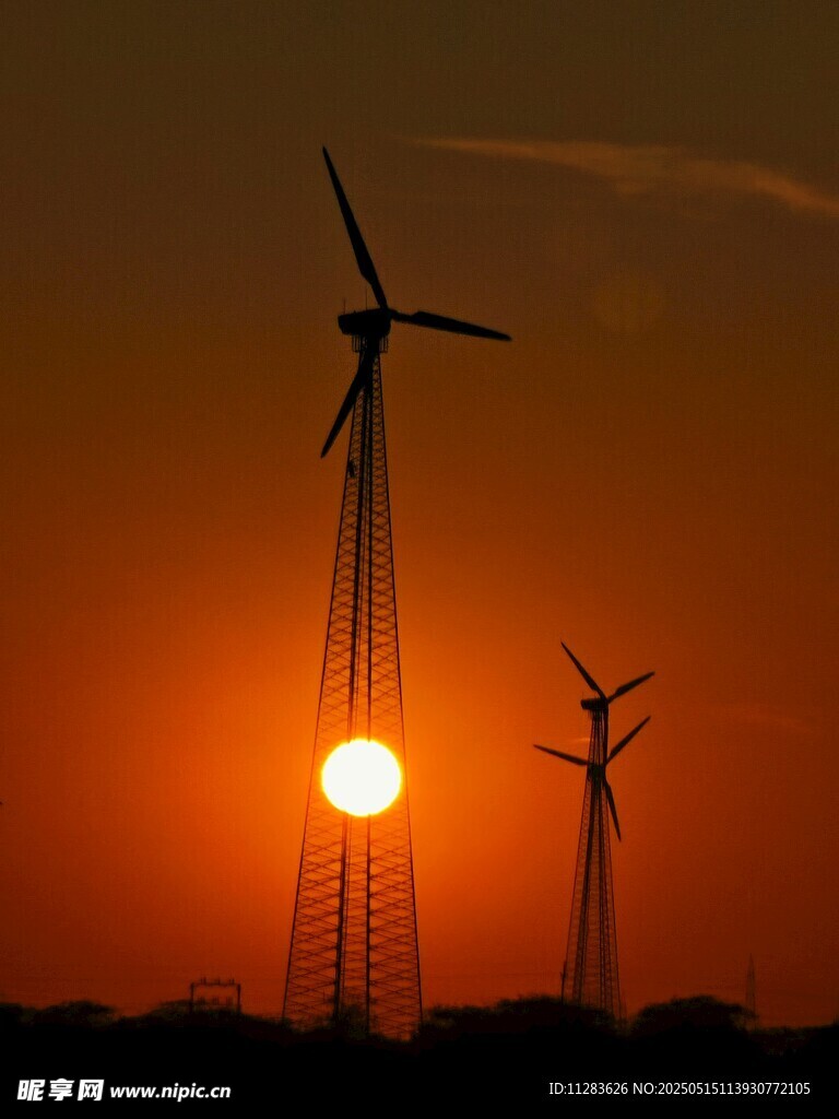 夕阳下的风力发电机