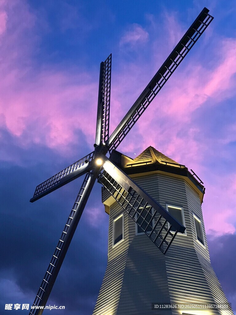 黄昏下的风车美景
