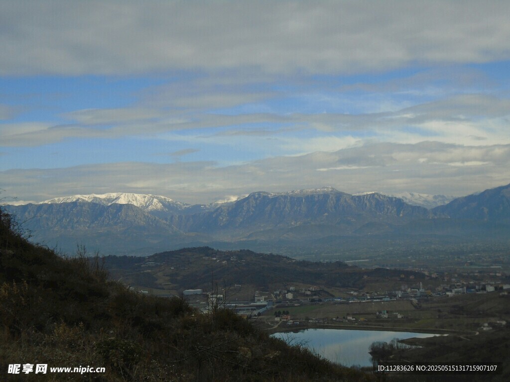 山间湖泊与远处雪山美景