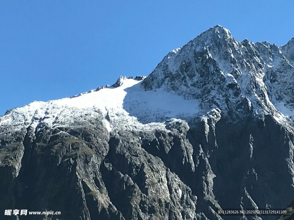 巍峨雪山壮丽景致