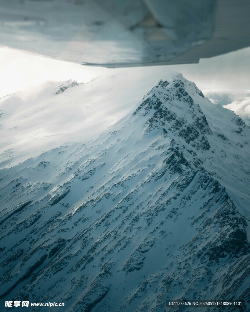 俯瞰巍峨雪山壮丽景致