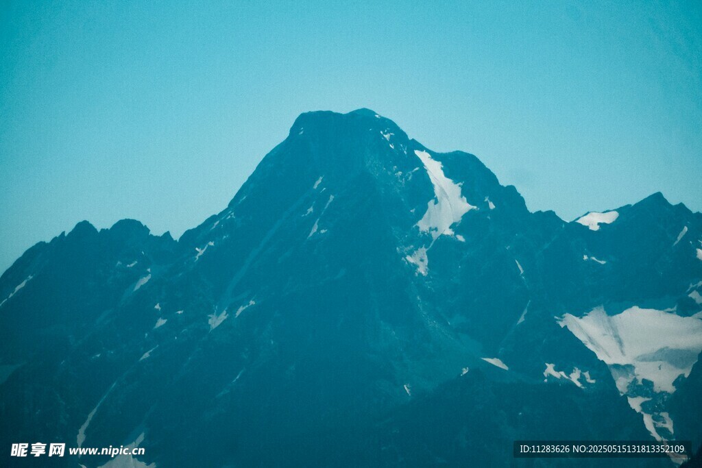 巍峨雪山壮丽景致