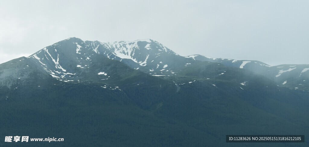 巍峨雪山远景