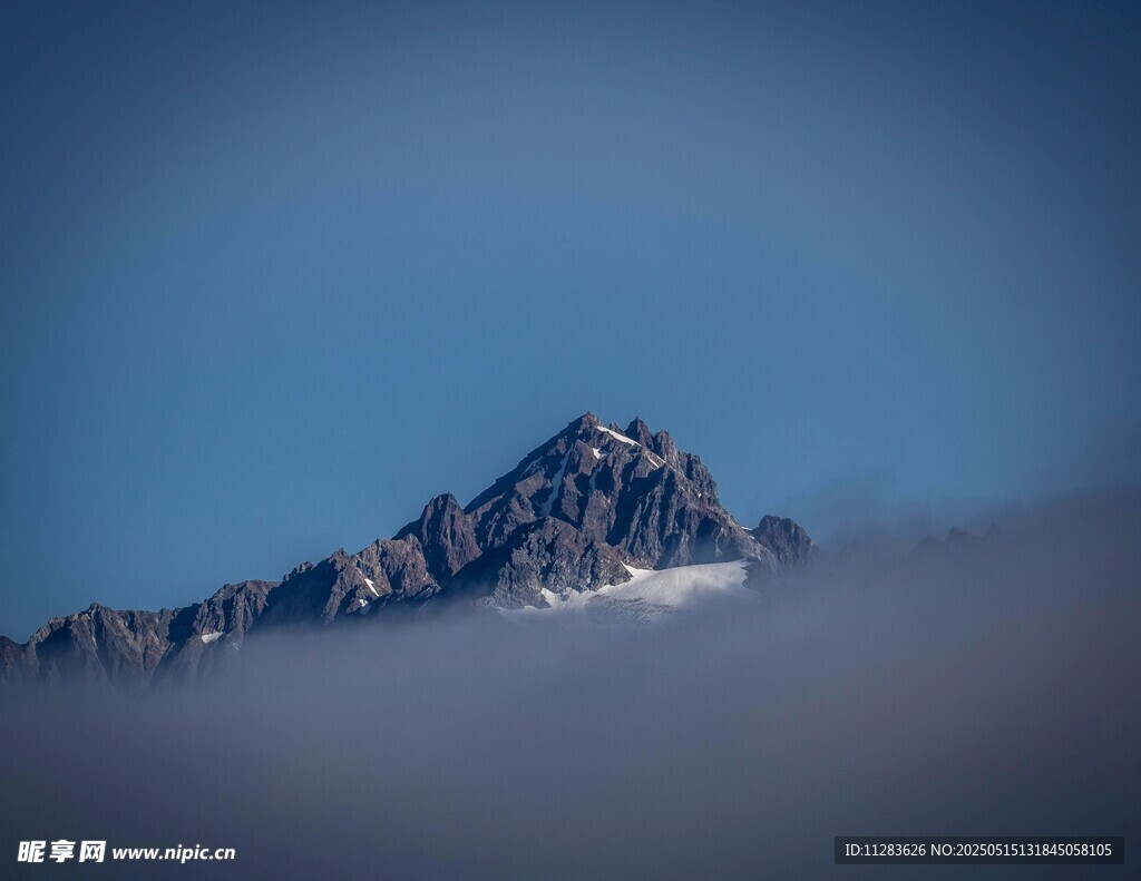 云雾中的巍峨山峰