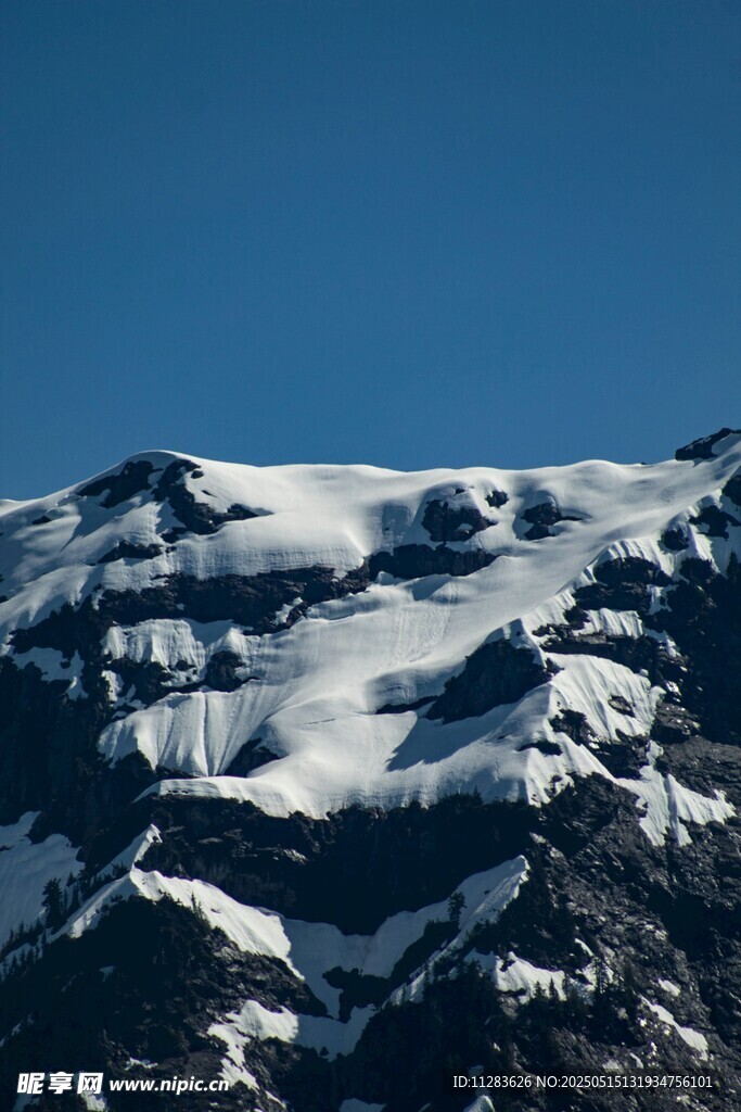 巍峨雪山壮丽景致