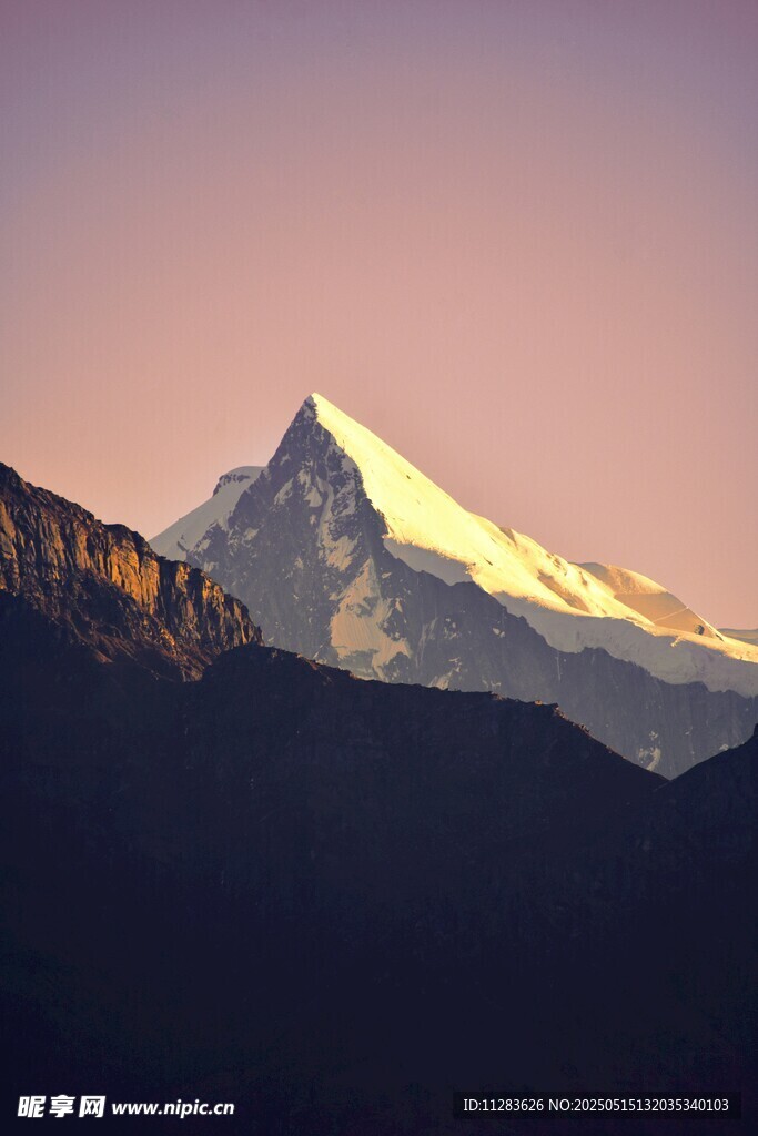 壮丽雪山日出美景