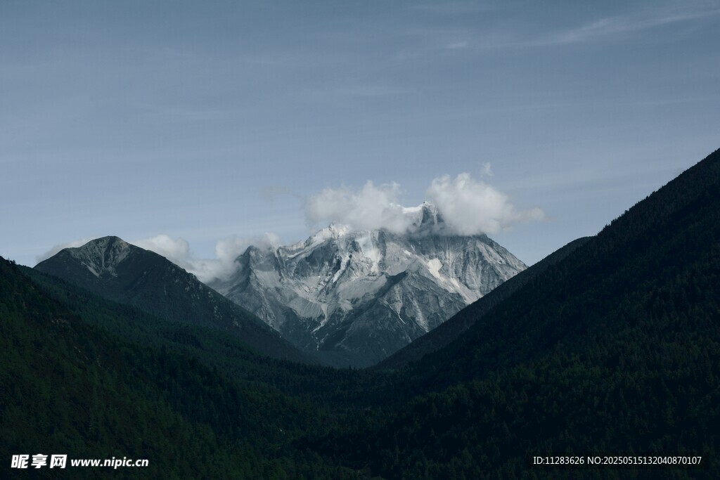 壮丽山峦与云端美景