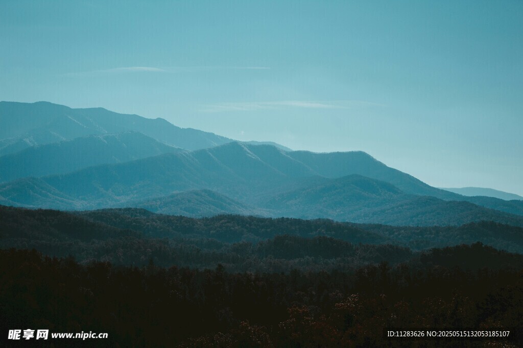 远山朦胧美景