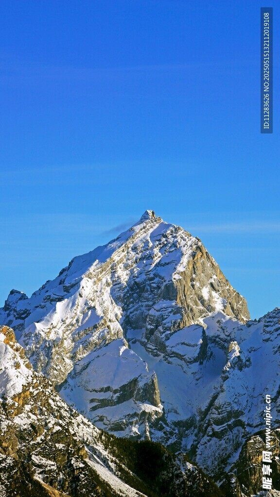 巍峨雪山壮丽景致