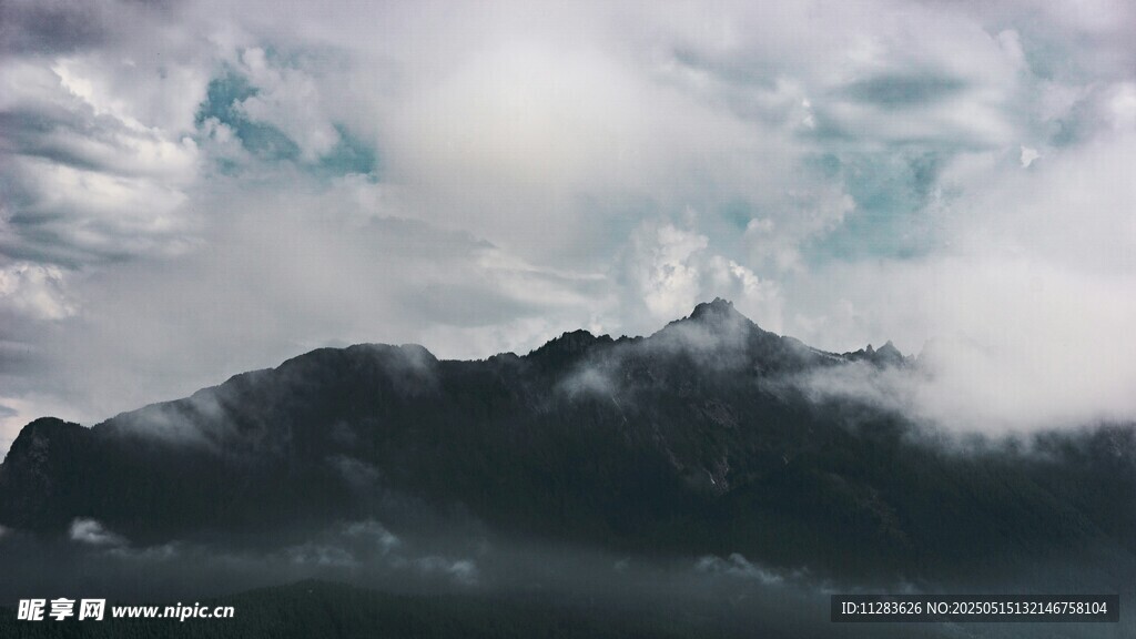 云雾缭绕的壮丽山峦